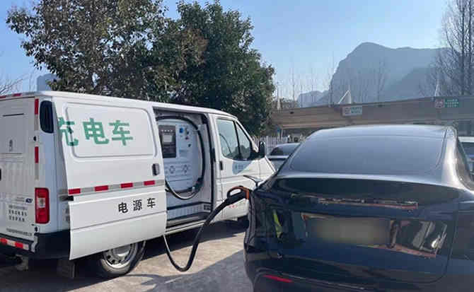 富裕汽车搭电
